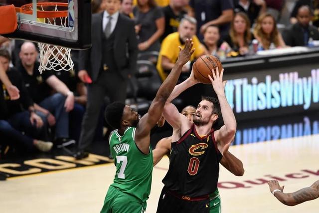 伊朗动荡局势下 伊朗女足比出和平手势