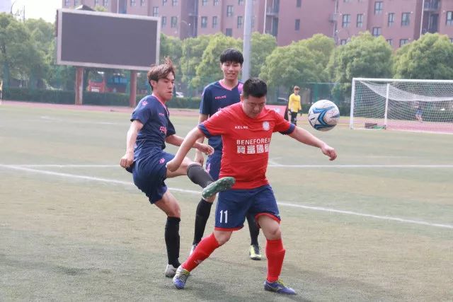 阿德巴约：10点半训练我8点半就到 C罗已经在游泳